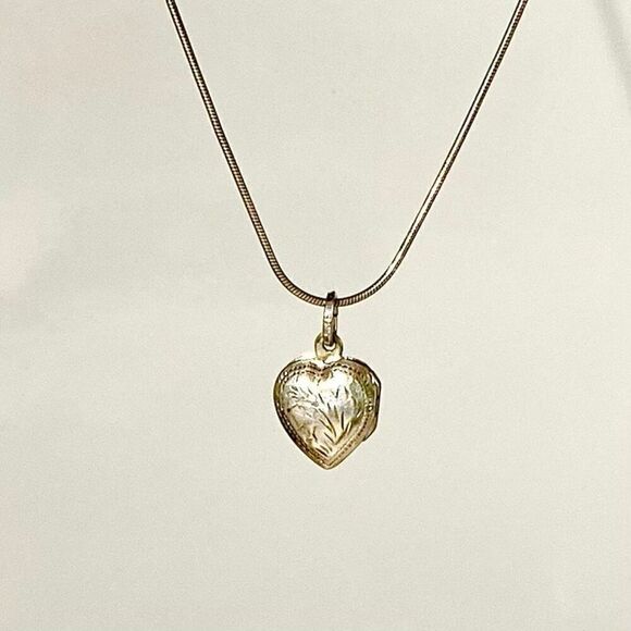 IB# Beautiful Dainty Heart Locket Necklace - Picture 3 of 11